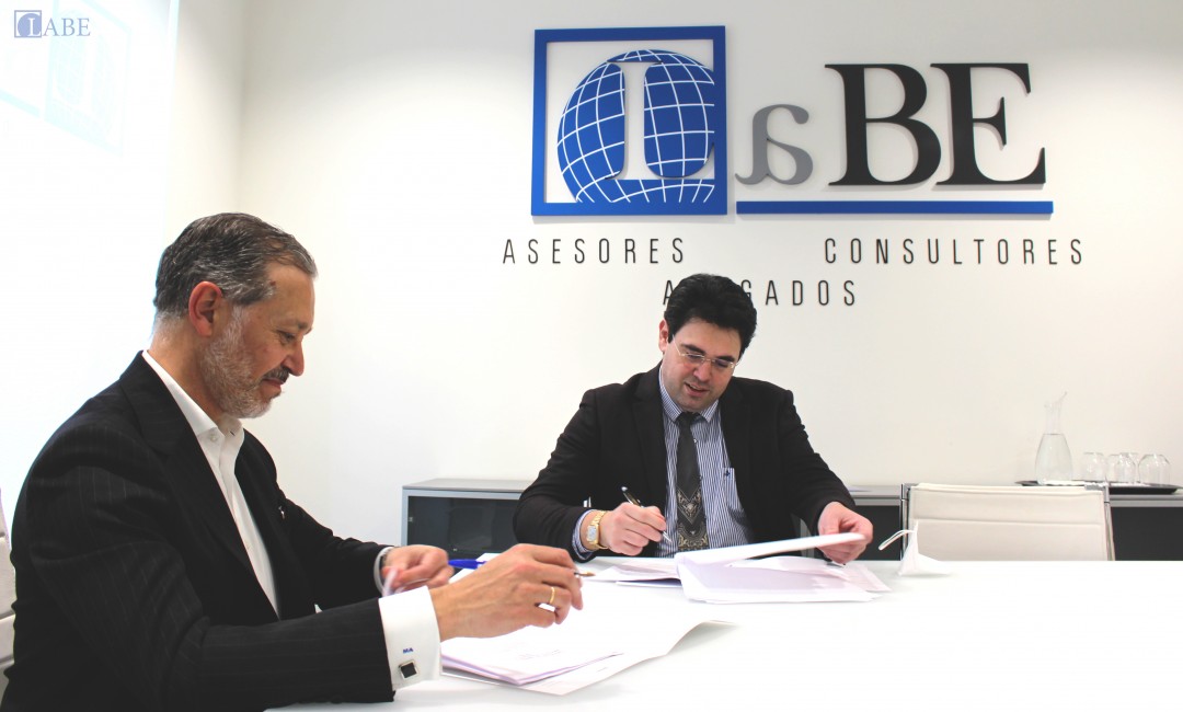 mundoFranquicia y LABE Abogados firman un acuerdo de colaboración